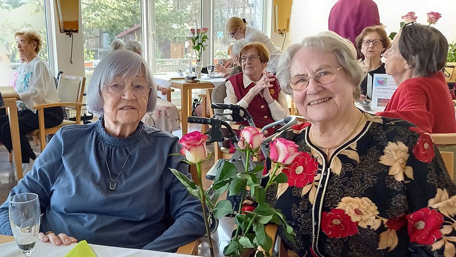 Zum Frauentag in der ProCurand Seniorenresidenz Am Straussee überraschte Praktikantin Ute Krüger jede Bewohnerin mit einem selbst gebastelten Herz und einer Leckerei.