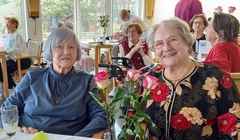 Zum Frauentag in der ProCurand Seniorenresidenz Am Straussee überraschte Praktikantin Ute Krüger jede Bewohnerin mit einem selbst gebastelten Herz und einer Leckerei.