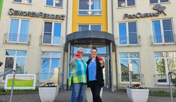 In der ProCurand Seniorenresidenz Am Hufeisensee heißt Pflegedienstleitung Madeleine Greve (re.) die neue Ausbildungskoordinatorin Heike Mellmann (li.) herzlich vor dem Standort Halle willkommen.