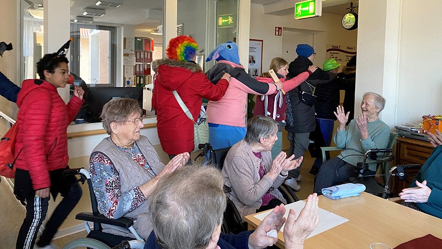 Die Bewohner*innen und Mitarbeiter*innen der ProCurand Seniorenresidenz Senftenberg haben gemeinsam mit den Kindern der Hand-in-Hand-Schule einen fröhlichen Faschingstag gefeiert – voller Lachen, Tanz und unvergesslicher Momente!