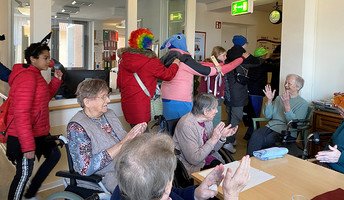 Die Bewohner*innen und Mitarbeiter*innen der ProCurand Seniorenresidenz Senftenberg haben gemeinsam mit den Kindern der Hand-in-Hand-Schule einen fröhlichen Faschingstag gefeiert – voller Lachen, Tanz und unvergesslicher Momente!