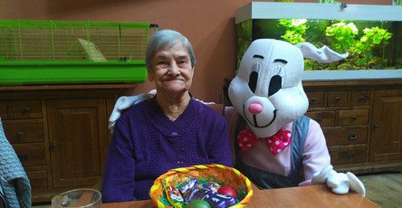 In der ProCurand Seniorenresidenz Sanft am See sorgte ein Besuch vom Osterhasen für leuchtende Augen – hier zusammen mit einer Bewohnerin.