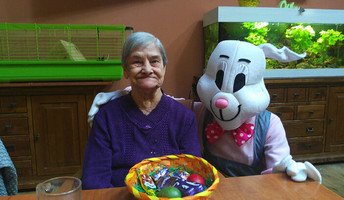 In der ProCurand Seniorenresidenz Sanft am See sorgte ein Besuch vom Osterhasen für leuchtende Augen – hier zusammen mit einer Bewohnerin.