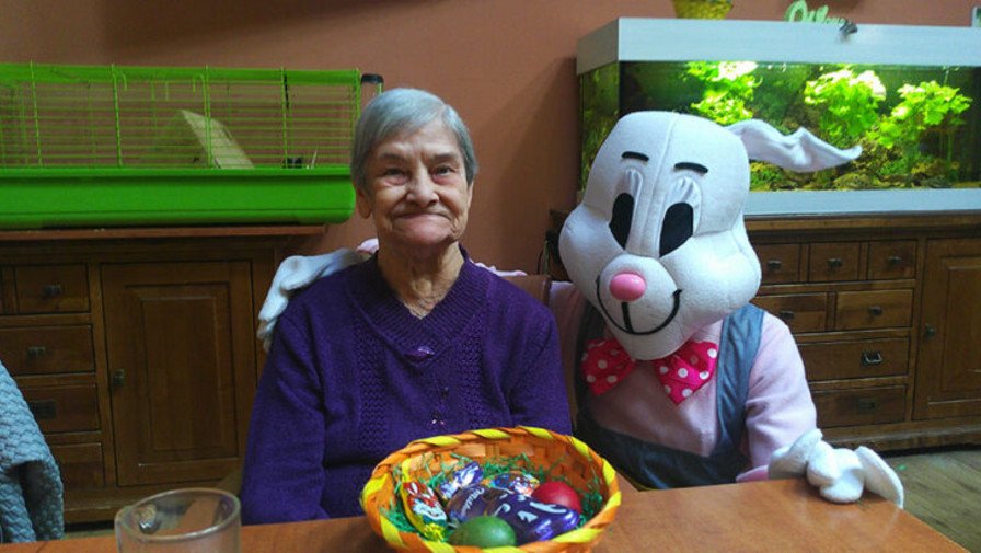 In der ProCurand Seniorenresidenz Sanft am See sorgte ein Besuch vom Osterhasen für leuchtende Augen – hier zusammen mit einer Bewohnerin.