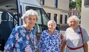 Hundertjährige Bewohnerin der ProCurand Seniorenresidenz Am Strausberg auf Tour durch die Heimatstadt Berlin
