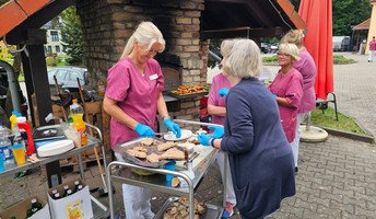 Gute Laune beim Backofenfest in der ProCurand Seniorenresidenz Am Görnsee: Das Team bereitet gemeinsam am Steinofen frische Brote und Brezeln zu.
