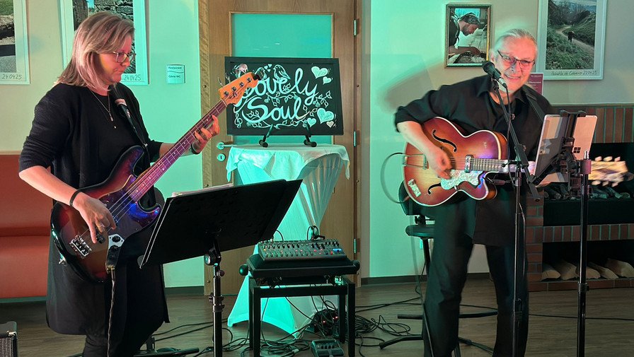 Kneipenfest in der ProCurand Seniorenresidenz Bölschestraße mit dem Künstlerduo "Lovely Soul".