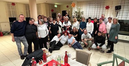 Kolleg*innen feiern gemeinsam die Weihnachtsfeier in der ProCurand Seniorenresidenz Senftenberg und blicken auf ein ereignisreiches Jahr zurück.