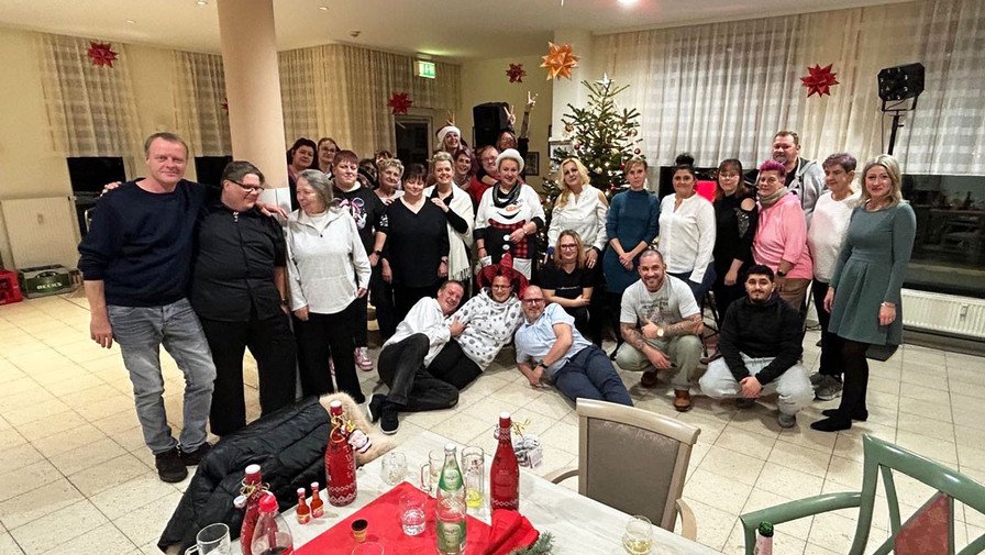 Kolleg*innen feiern gemeinsam die Weihnachtsfeier in der ProCurand Seniorenresidenz Senftenberg und blicken auf ein ereignisreiches Jahr zurück.