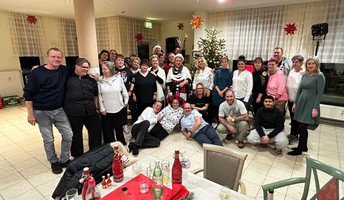 Kolleg*innen feiern gemeinsam die Weihnachtsfeier in der ProCurand Seniorenresidenz Senftenberg und blicken auf ein ereignisreiches Jahr zurück.
