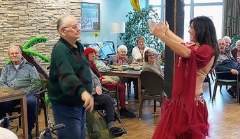 In der ProCurand Seniorenresidenz Havelpalais verfolgten die Bewohner*innen begeistert den orientalischen Tanz und schlossen sich teils sogar tanzend an.