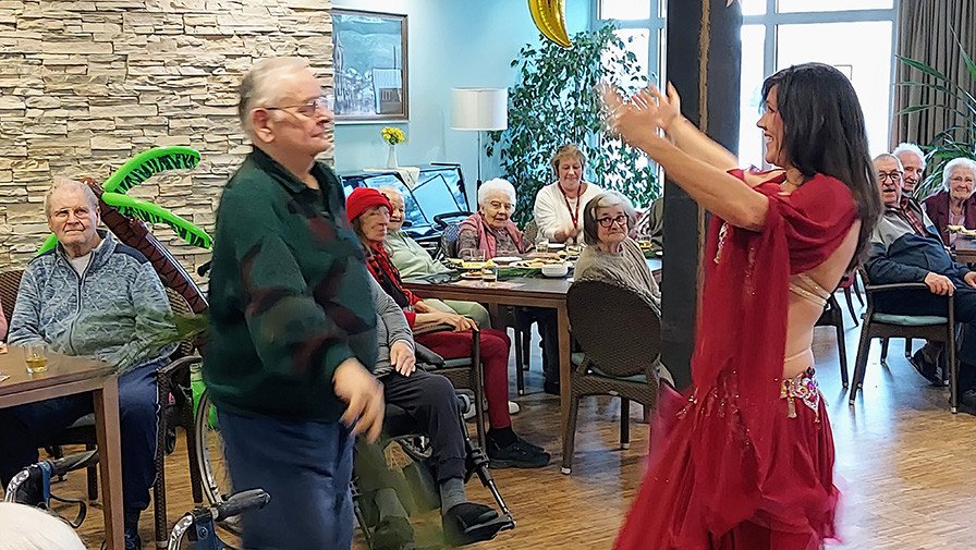 In der ProCurand Seniorenresidenz Havelpalais verfolgten die Bewohner*innen begeistert den orientalischen Tanz und schlossen sich teils sogar tanzend an.