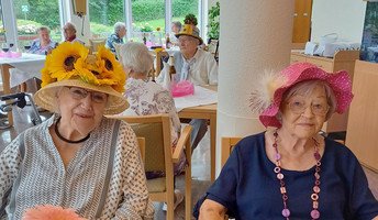 Bewohner*innen mit Hut beim Sommerfest der ProCurand Seniorenresidenz Am Straussee