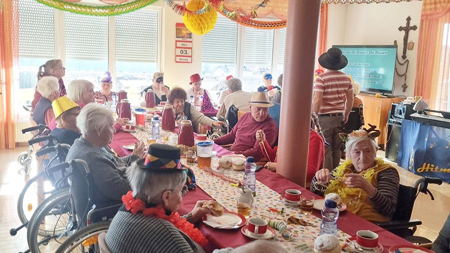 Fröhliche Gesichter und ausgelassene Stimmung bei der Rosenmontags-Gaudi im Pflegestift St. Ulrich – die Bewohner*innen und Gäste sangen, tanzten und lachten gemeinsam mit den musikalischen Gästen und dem Betreuungsteam.