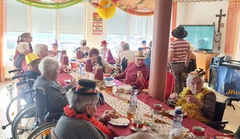 Fröhliche Gesichter und ausgelassene Stimmung bei der Rosenmontags-Gaudi im Pflegestift St. Ulrich – die Bewohner*innen und Gäste sangen, tanzten und lachten gemeinsam mit den musikalischen Gästen und dem Betreuungsteam.