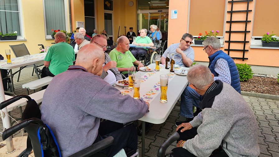 In der ProCurand Seniorenresidenz Am Görnsee stoßen die Herren fröhlich mit einem kühlen Bier an und genießen gemeinsam den Herrentag.