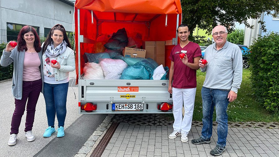 Im ProCurand Seniorenzentrum Am Herzogschloss hat das Team fleißig gesammelt: Sechs Trolleys voll Wäsche gehen als Spende auf die Reise nach Rumänien, um dort Straßenhunden ein warmes Plätzchen zu schenken.
