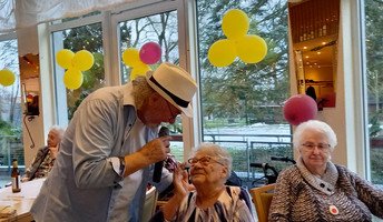 Die Bewohner*innen der ProCurand Seniorenresidenz Am Straussee in Strausberg feierten den Jahresbeginn mit einem fröhlichen Neujahrsempfang, bei dem Musiker Alf Weis die Gäste zum Schunkeln und Tanzen brachte.