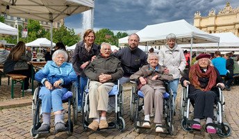 Die sportliche Ausflugsreihe der ProCurand Seniorenresidenz Havelpalais führt zu Fuß in die Potsdamer Innenstadt – hier auf dem Weg zum Luisenplatz.