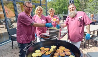 In der ProCurand Seniorenresidenz Am Straussee wurden frisch gebackene Puffer mit Freude serviert – ein echter Sommerhit!