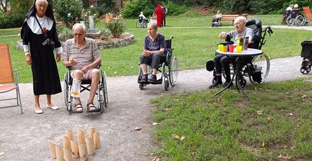 Spiele-Parkour beim Ritterfest der ProCurand Seniorenresidenz Am Krökentor in Magdeburg