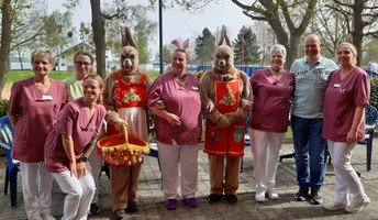 Die Hirschfelder Osterhasen brachten am Gründonnerstag in der ProCurand Seniorenresidenz Senftenberg Freude und Süßigkeiten.