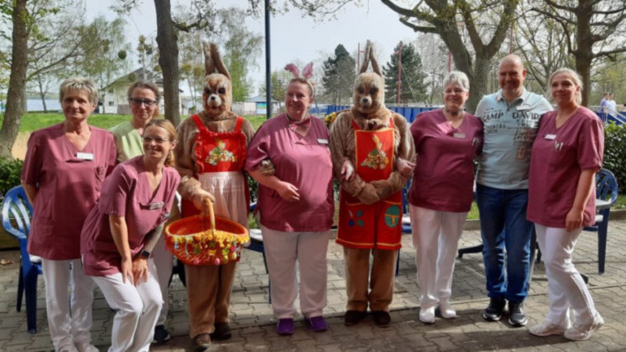 Die Hirschfelder Osterhasen brachten am Gründonnerstag in der ProCurand Seniorenresidenz Senftenberg Freude und Süßigkeiten.