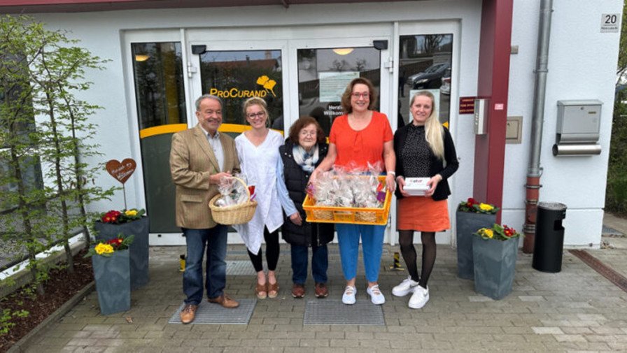 Zu Ostern wurden die Chamer im ProCurand Pflegestift Pfarrer Lukas mit einer selbstgemachten Osterkerze und süßen Schokoladen-Osternlämmern beschenkt.