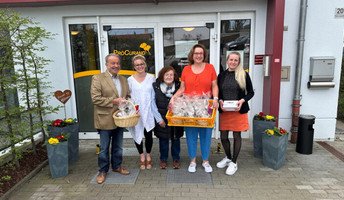 Zu Ostern wurden die Chamer im ProCurand Pflegestift Pfarrer Lukas mit einer selbstgemachten Osterkerze und süßen Schokoladen-Osternlämmern beschenkt.