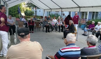 Ein Kegelspiel mit den Bewohner*innen des ProCurands Seniorenzentrums Am Herzogschloss in Sulzbach-Rosenberg