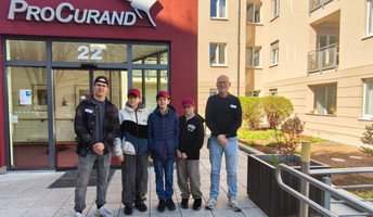 Vor der ProCurand Seniorenresidenz Park Sanssouci: Die fünf Schüler starten ihren Entdeckungstag in der Pflege.