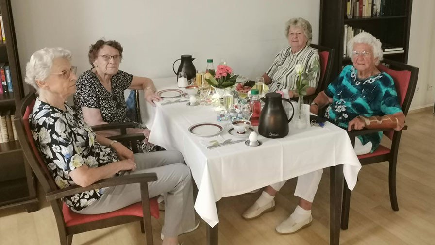 101.jährige Jubilarin beim Sektfrühstüc  in der ProCurand Seniorenresidenz Am Hufeisensee in Halle