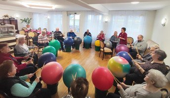 Die Bewohner*innen des  ProCurand Seniorenzentrum Am Herzogschloss sind aktiv in der Trommelgruppe.