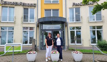 Einrichtungsleiterin Ute Knauth und Bundestagsabgeordnete Janina Böttger stehen vor der ProCurand Seniorenresidenz Am Hufeisensee in Halle und freuen sich auf den ersten gemeinsamen Austausch über Pflege und Betreuung.