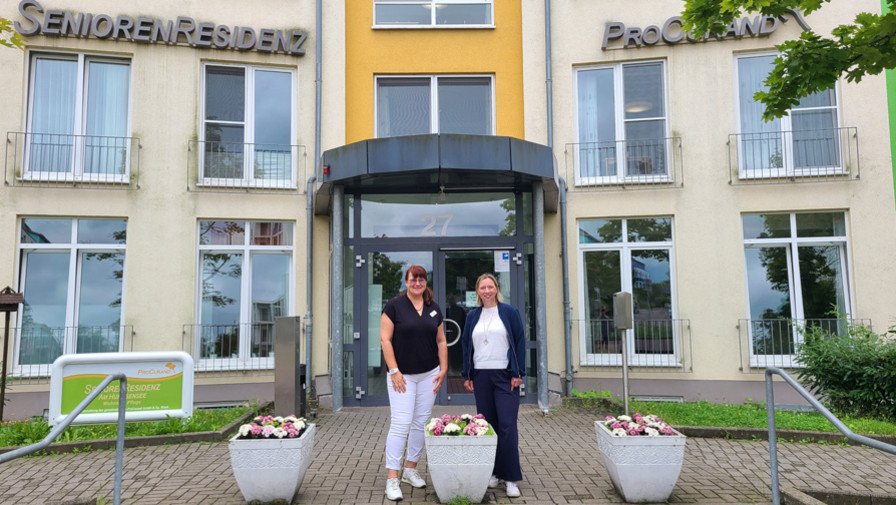 Einrichtungsleiterin Ute Knauth und Bundestagsabgeordnete Janina Böttger stehen vor der ProCurand Seniorenresidenz Am Hufeisensee in Halle und freuen sich auf den ersten gemeinsamen Austausch über Pflege und Betreuung.