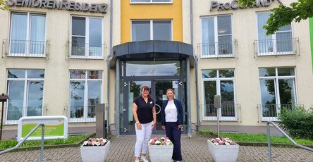 Einrichtungsleiterin Ute Knauth und Bundestagsabgeordnete Janina Böttger stehen vor der ProCurand Seniorenresidenz Am Hufeisensee in Halle und freuen sich auf den ersten gemeinsamen Austausch über Pflege und Betreuung.