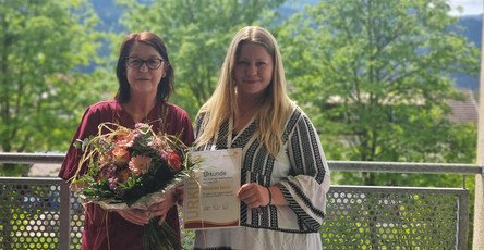 Reinhilde Setzer erhält ihre Urkunde für 20 Jahre engagierte Tätigkeit als Pflegehelferin im ProCurand Pflegestift St. Ulrich.