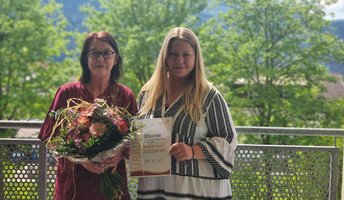 Reinhilde Setzer erhält ihre Urkunde für 20 Jahre engagierte Tätigkeit als Pflegehelferin im ProCurand Pflegestift St. Ulrich.