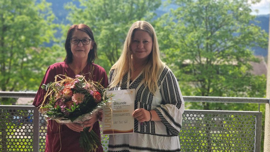 Reinhilde Setzer erhält ihre Urkunde für 20 Jahre engagierte Tätigkeit als Pflegehelferin im ProCurand Pflegestift St. Ulrich.