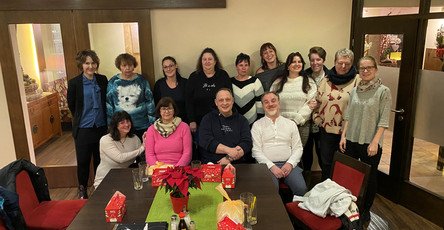 Das Team der ProCurand Ambulanten Pflege Ludwigsfelde lässt das Jahr mit einer fröhlichen Tombola und festlichem Essen ausklingen.