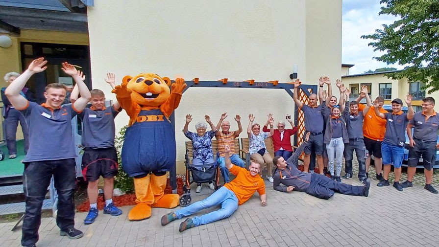 Azubis von Obi Strausberg vor dem Rosenbogen der ProCurand Seniorenresidenz Am Straussee