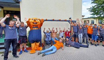 Azubis von Obi Strausberg vor dem Rosenbogen der ProCurand Seniorenresidenz Am Straussee