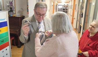 Mit ihren frisch erbeuteten Krawatten zogen die Damen fröhlich durchs Haus – die närrische Tradition im ProCurand Seniorenzentrum Sulzbach-Rosenberg lebt weiter.