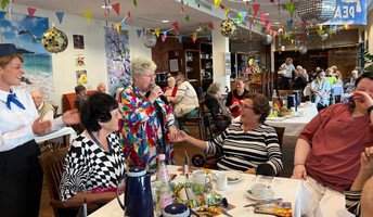 In der ProCurand Seniorenresidenz Bölschestraße hatten die Senior*innen viel Spaß, als Denise Grytzka mit ihrem Gesang die DDR-Party in Schwung brachte.