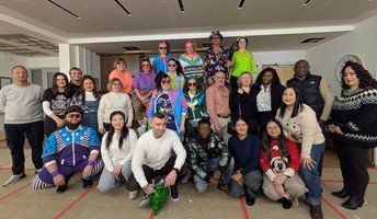 Kolleg*innen feiern die 80er-Jahre-Party im Café Havelblick der ProCurand Seniorenresidenz Havelpalais.