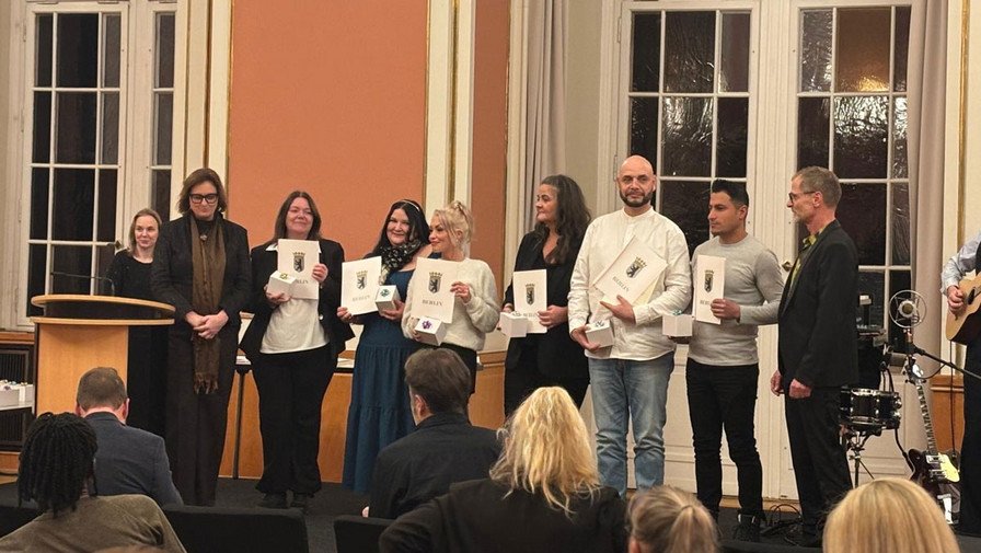 Bei einer Auszeichnungsveranstaltung im Roten Rathaus wird Pflegeassistentin Jennifer Broda von der ProCurand Ambulanten Pflege Lichtenberg gemeinsam mit weiteren Absolvent*innen für ihre Leistungen geehrt.