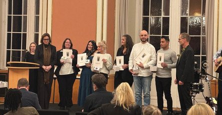 Bei einer Auszeichnungsveranstaltung im Roten Rathaus wird Pflegeassistentin Jennifer Broda von der ProCurand Ambulanten Pflege Lichtenberg gemeinsam mit weiteren Absolvent*innen für ihre Leistungen geehrt.