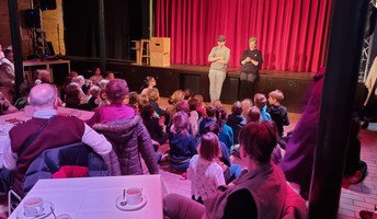 Die Mieter*innen des ProCurand Service-Wohnens Strausberg Wriezener Straße genossen einen herzerwärmenden Theaternachmittag, bei dem die Schüler*innen der BundtStift Schule mit viel Applaus gefeiert wurden.