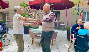 Gemeinsam mit dem Team der Sozialen Betreuung feierten die Senior*innen der ProCurand Park Sanssouci tanzend einen stimmungsvollen Nachmittag.