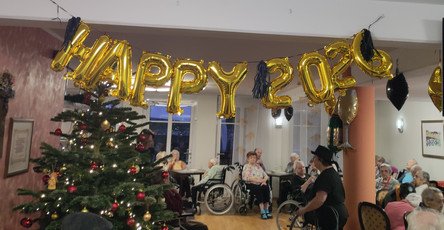 Neujahrsfeier der Bewohner*innen im ProCurand Seniorenzentrum Am Herzogschloss in Sulzbach-Rosenberg mit Dekoration und Feuerwerk zum Jahresbeginn.
